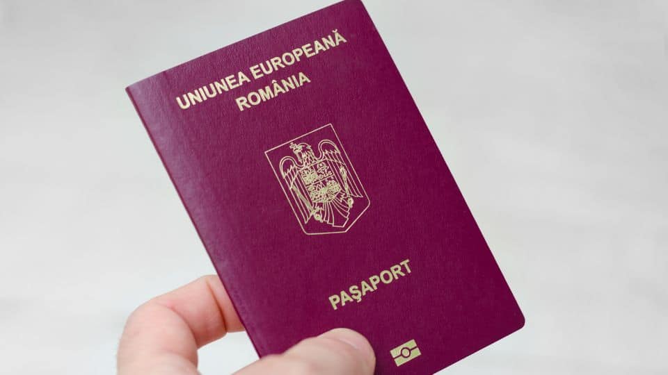 מי יכול להוציא דרכון רומני?